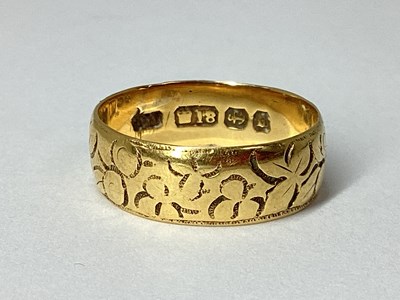 Lot 23 - An 18ct Gold Patterned Wedding Band,...