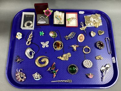 Lot 273 - A Collection of Assorted Brooches, including...
