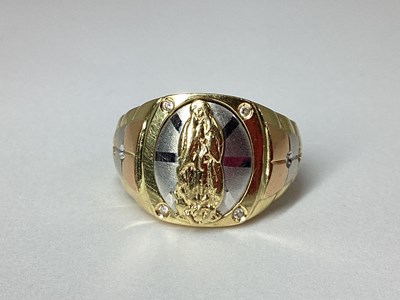 Lot 39 - A Decorative Chunky Tri-Colour Ring, the...