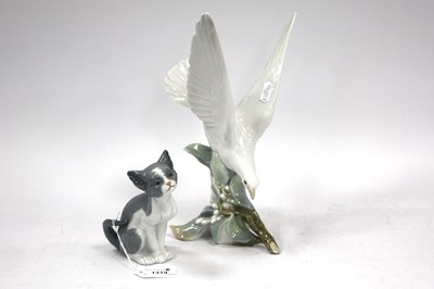 Lot 1319 - Lladro Turtle Dove, 28.5cm high and 5113 cat (2).