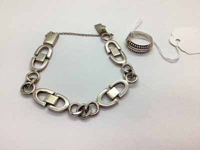Lot 146 - Suarti; A Bi-Colour Textured Band, stamped...