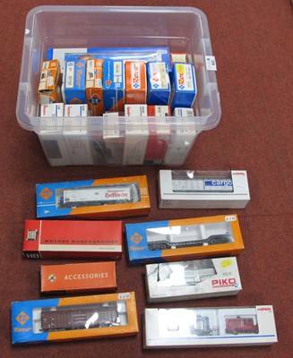 Lot 402 - Twenty-Five 'HO' Gauge Boxed Items of...