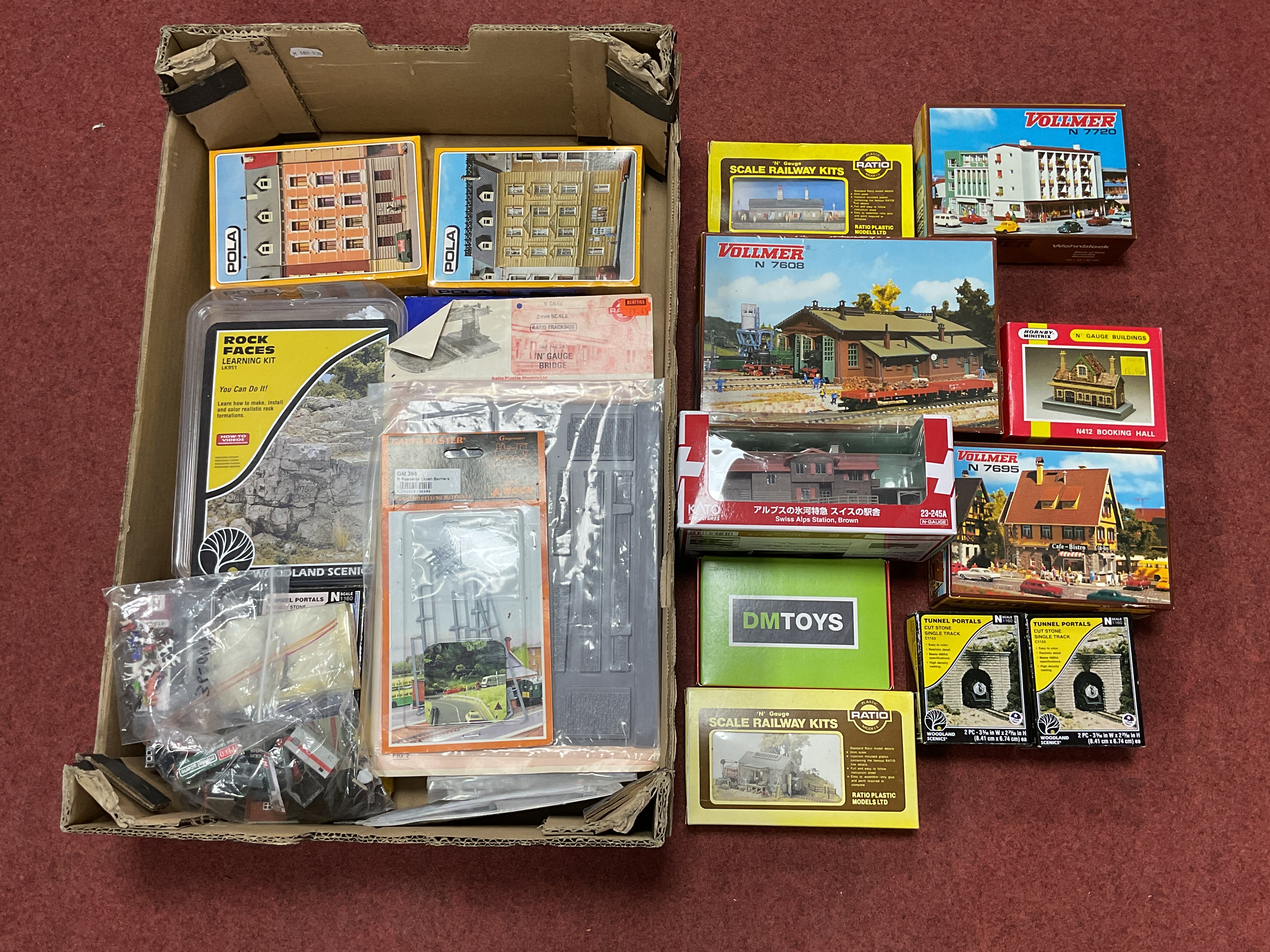 Lot 443 - A quantity of N gauge buildings, building