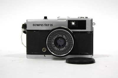 Lot 1019 - Olympus Trip 35 Film Camera with 40mm f/2.8...