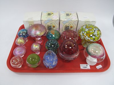 Lot 1297 - Decorative art glass mushrooms and...