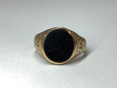 Lot 58 - A 9ct Gold Onyx Signet Ring, the plain oval...