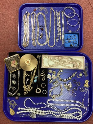 Lot 194 - A Collection of Assorted Vintage and Later...