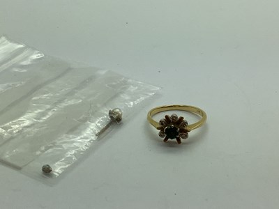 Lot 63 - A Bi-Colour Flowerhead Ring, (piece detached),...