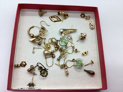 Lot 121 - Assorted Single / Odd Earrings, scroll backs,...