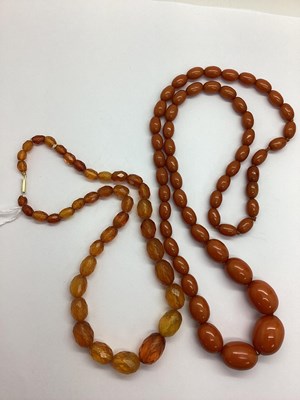 Lot 131 - A Vintage Single Strand Graduated Amber...