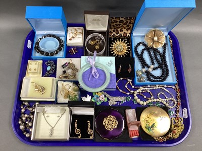 Lot 204 - A Collection of Vintage and Later Costume...