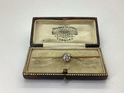 Lot 134 - A Vintage Single Stone Bar Brooch, circular...
