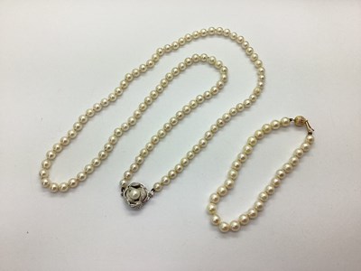 Lot 122 - A Single Strand Pearl Bead Necklace, the...