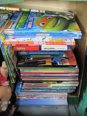 Lot 1066 - A Quantity of 1980's and Later Annuals, Comics...