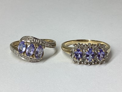 Lot 23 - A 9ct Gold Three Stone Twist Ring, the oval...