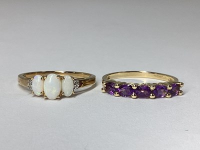 Lot 37 - A 9ct Gold Graduated Oval Three Stone Ring,...