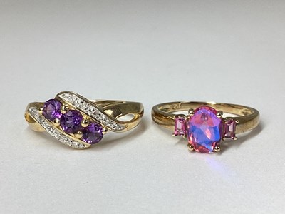 Lot 14 - A 9ct Gold Twist Style Ring, claw set...
