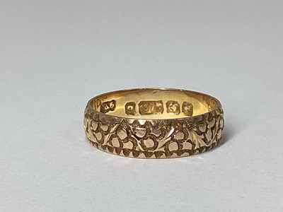 Lot 182 - An Edwardian 9ct Gold Patterned Wedding Band,...