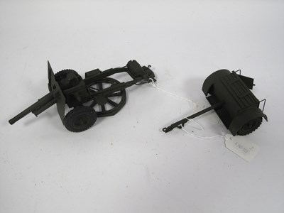 Lot 350 - A model of a WWII era 25 pounder field gun and...