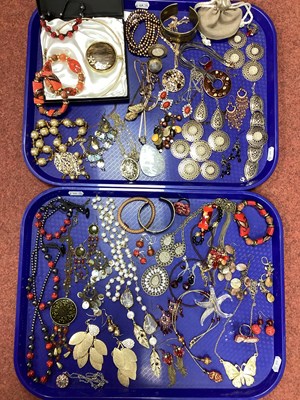 Lot 151 - A Collection of Assorted Costume Jewellery, in...