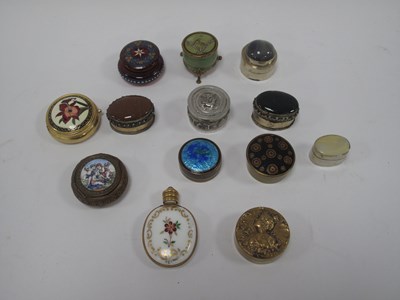 Lot 1324 - White Metal Pill Box embossed with animals to...
