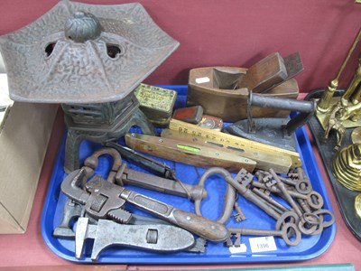Lot 1396 - Metalware and vintage tools, comprising cast...