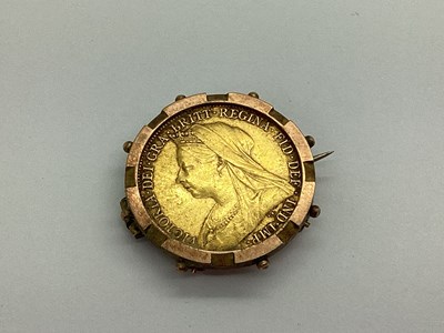 Lot 236 - A Queen Victoria Sovereign Brooch, 1900, loose...
