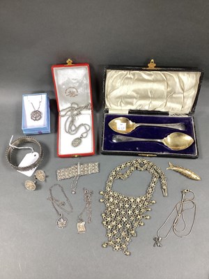 Lot 112 - A Collection of Vintage and Later Jewellery...