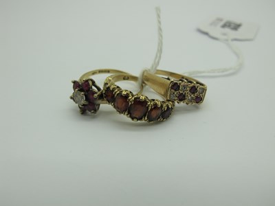 Lot 352 - A 9ct Gold Cluster Ring, claw set throughout,...