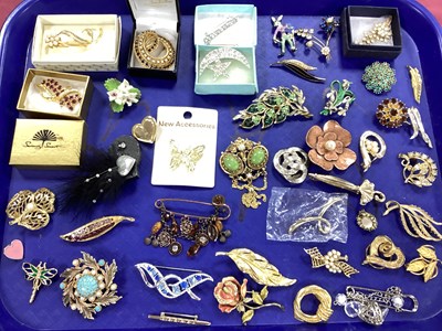 Lot 146 - A Collection of Assorted Brooches, including...