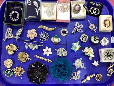 Lot 175 - A Collection of Assorted Brooches, including...