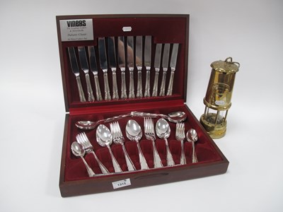 Lot 1315 - A wooden-cased Viners “Dubarry Classic”...