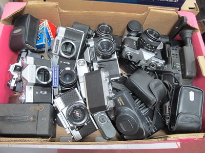 Lot 1002 - Photographic equipment, including camcorder,...