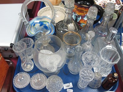 Lot 1287 - Glassware, including colourful ruffled art...