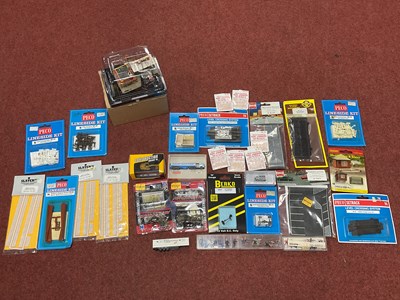 Lot 504 - A collection of N gauge small accessories...