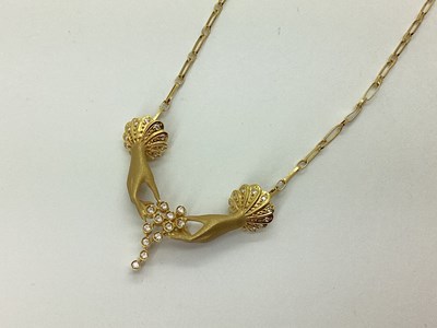 Lot 81 - A Decorative Las Manos Style Necklace, as pair...
