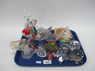 Lot 1266 - Glassware, including colourful blown art glass...