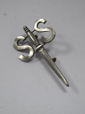 Lot 589 - WWII British No 2 Commando Cap Badge,...